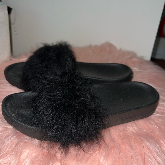 UGG Womens Royale Flat Black Fur Sandal size 6M - Picture 3 of 7